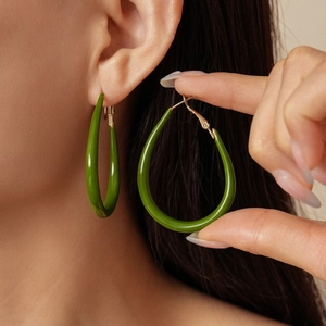 Orecchini a cerchio in resina verde con design geometrico a goccia minimalista per donna