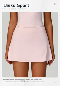 Détail de la jupe-short de sport rose taille haute avec mensurations du mannequin en S