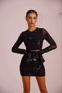 Détails de l'élégant ensemble noir deux pièces avec broderie en résille et fleurs 3D