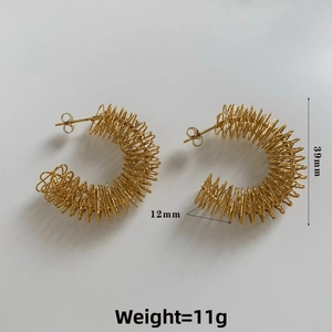 Dettaglio orecchini a spirale dorati a forma di C con diametro 39mm e peso di 11g