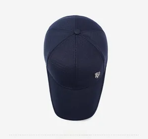 Vue de dessus d'une casquette de baseball en mesh bleu marine avec logo en métal fin