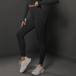Détail d'un ensemble de yoga noir sans couture avec legging taille haute et haut court