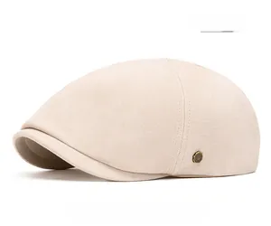 Gros plan du tissu beige du béret avec un badge métallique lettre W rétro