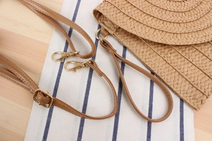Détail des bandoulières en cuir PU et ferrures dorées pour sac de plage en paille tressée