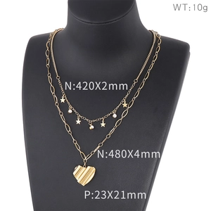 Collier double couche en acier doré avec pendentif cœur et étoiles sur buste de mannequin