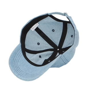 Vue intérieure d'une casquette en denim bleu clair avec bandeau en coton et coutures