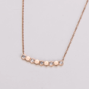 Dettaglio del ciondolo a nido d'ape in oro rosa con cinque pietre di zircone lucide