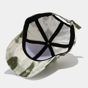 Détail de l'intérieur de la casquette tie-dye avec coutures à six panneaux et boucle métallique