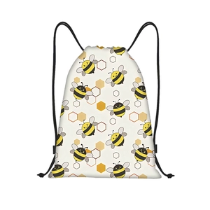 Detalle de mochila con cordón, estampado de abejas y esquinas reforzadas abajo