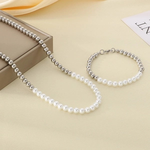 Dettaglio del set collana e bracciale con perle d'argento e perle d'acqua dolce