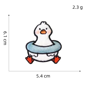 Détail de l'écusson brodé canard avec bouée bleue et dimensions précises