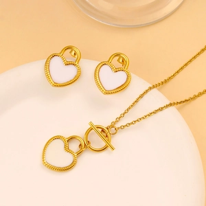 Parure bijoux en acier doré avec pendentif cœur, émail blanc et fermoir OT pour femme