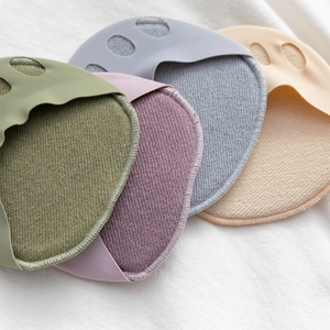 Dettaglio di cuscinetti per l'avampiede in quattro colori con separatori per tacchi alti