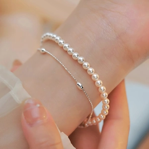 Elegante bracciale a doppio strato con perle bianche e catena a sfere in argento