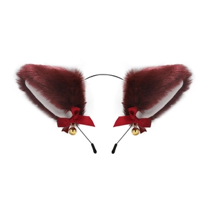 Détail du serre-tête oreilles de chat bordeaux avec nœuds rouges et clochettes