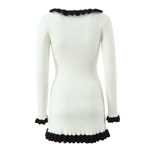 Robe en tricot style français avec tissu blanc nervuré et volants noirs contrastants