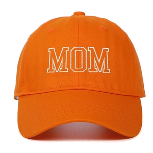 Détail de la broderie MOM sur le devant d'une casquette de baseball en coton orange