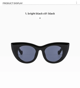 Glänzend schwarze Cat-Eye-Sonnenbrille mit dunkelblauen UV-Schutzgläsern auf weißem Hintergrund