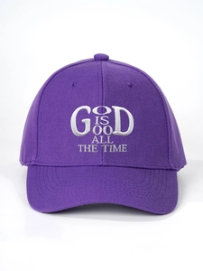 Dettaglio ricamo bianco God Is Good su cappellino da baseball in cotone colore viola