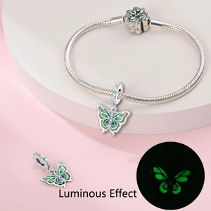 Charm papillon argenté lumineux avec émail coloré sur bracelet, effet de lueur
