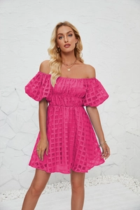 Gros plan sur une robe mini rose fuchsia à épaules dénudées et manches bouffantes
