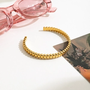 Bracelet jonc ouvert en acier inoxydable plaqué or 18 carats avec texture rainurée chic