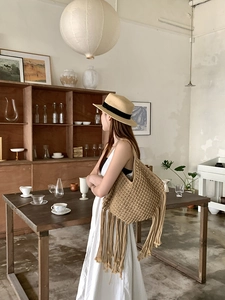 Borsa a tracolla con frange in stile bohémien lavorata a mano per vacanze al mare.