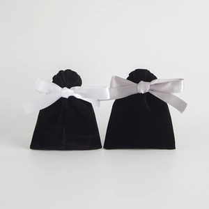 Schwarze Samtbeutel mit Schleifen, ideal für Schmuck, Kleinigkeiten und Geschenkverpackung.