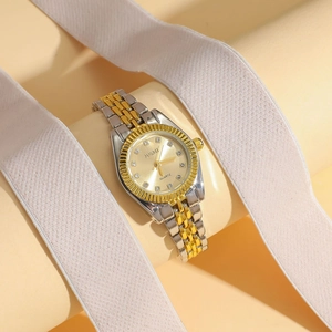Détail de montre quartz avec cadran en nacre, diamants et bracelet en acier bicolore