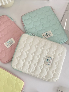 Funda acolchada con diseño de corazones para iPad y portátil en colores pastel