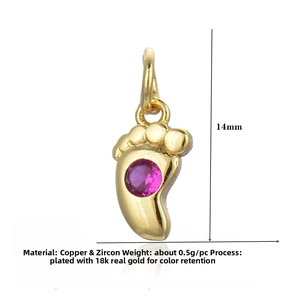 Details eines vergoldeten Babyfuß-Anhängers mit Zirkon, Größe 14mm für DIY-Schmuck