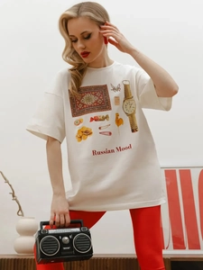 Λεπτομέρεια του ρετρό γραφικού Russian Mood σε λευκό βαμβακερό μπλουζάκι T-shirt