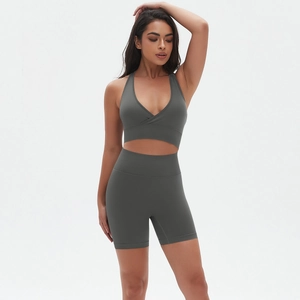Dettaglio set yoga grigio senza cuciture con reggiseno a V e pantaloncini a vita alta