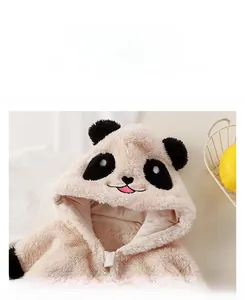 Détail de la capuche panda en polaire avec oreilles 3D et visage brodé