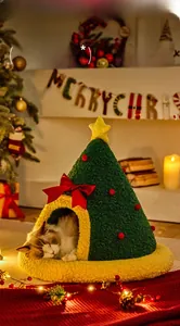 Dettaglio della cuccia per gatti a forma di albero di Natale con stella e fiocco