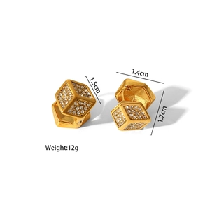 Boucles d'oreilles cubes dorées géométriques avec strass brillants et design facetté