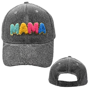 Detail der Glitzer-Baseballkappe mit bunten MAMA Chenille-Patches und verstellbarem Verschluss