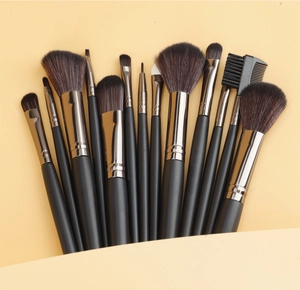 Détail macro du kit de 13 pinceaux de maquillage professionnels avec manches noirs et poils