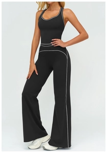 Détail d'une combinaison de yoga noire à coutures contrastées avec pantalon large ajusté