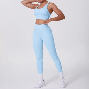 Détail d'un ensemble de yoga bleu clair sans couture avec brassière et legging taille haute