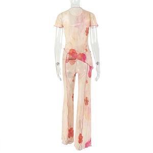 Détail de l'ensemble en résille à fleurs avec haut à manches courtes et pantalon