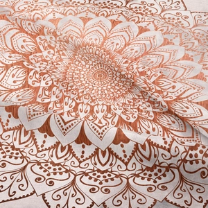 Gros plan d'une tapisserie mandala montrant la texture tissée et les motifs géométriques