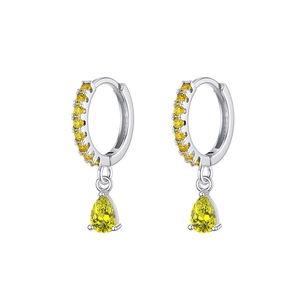 Détail de boucles d'oreilles argentées avec zircon jaune poire et sertissage micro-pavé