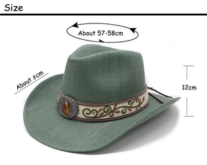 Détail d'un chapeau de cowboy en paille vert d'eau avec broderie ethnique et ambre