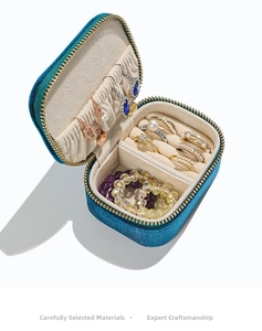 Innenansicht der blauen Samt-Schmuckschatulle mit Ringfächern und Kettenfach