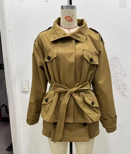 Détail d'une veste trench kaki avec revers classiques et quatre poches cargo