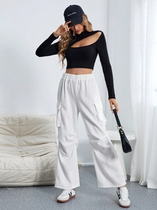 Γυναικείο μαύρο crop top με έξω ώμους και λευκό ψηλόμεσο παντελόνι cargo streetwear