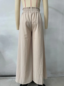 Détail de la taille haute élastique sur le pantalon large beige pour femmes