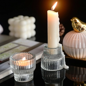 Portacandele elegante in vetro a righe verticali per decorazioni romantiche