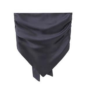 Foulard triangulaire en satin noir élégant avec texture soyeuse et drapé raffiné